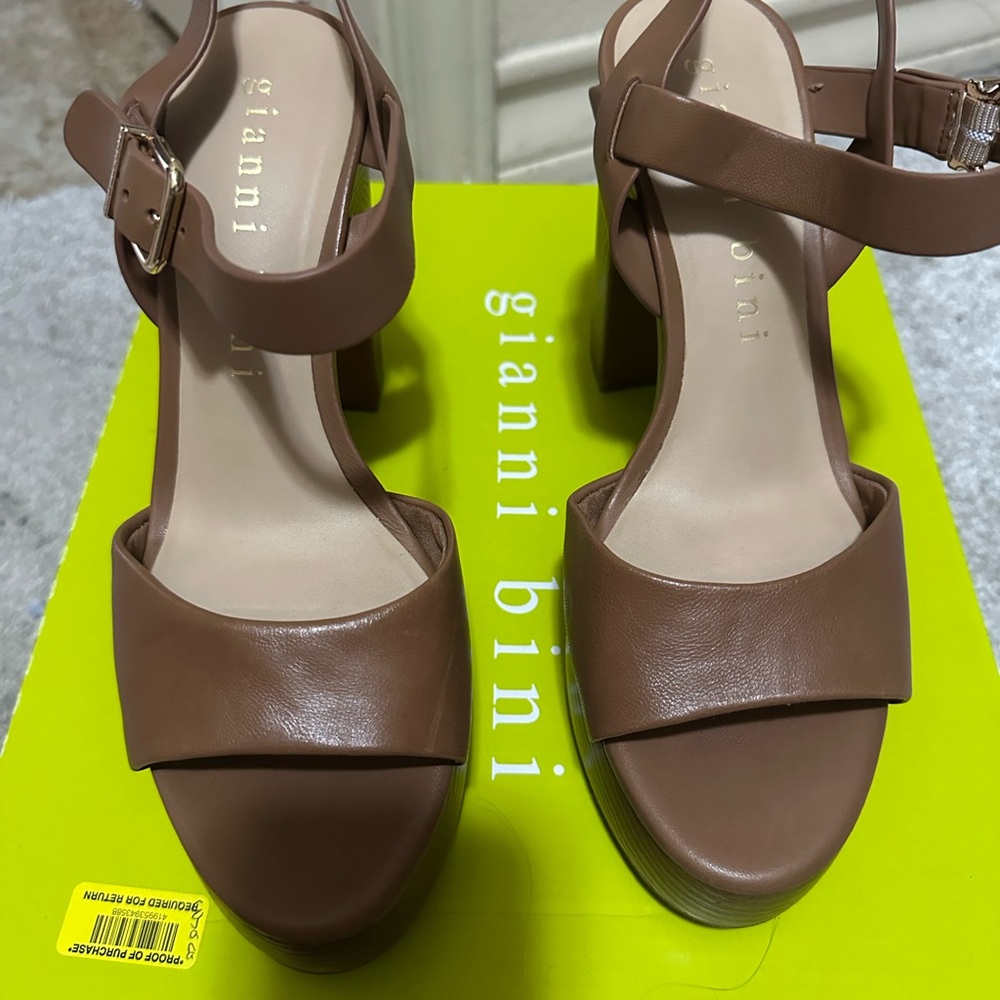 Gianni Bini Renner Vacay Tan Heeled Shoes Classic Design